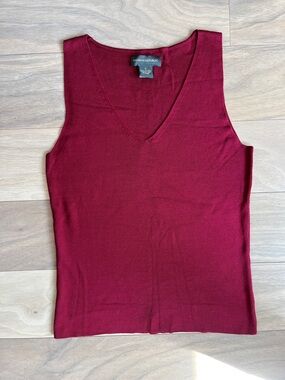 Banana Republic Sleeveless Burgundy Silk V-Neck Tank Size S Stretchy